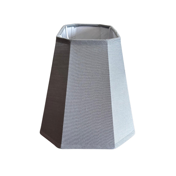 Minimalistischer grauer Lampenschirm aus Chintz für modernes Ambiente. Ideal für stilvolle Lichtakzente in jedem Raum.