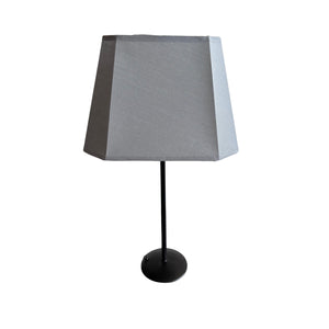 Der graue Lampenschirm aus Chintz begeistert mit minimalistischem Design.