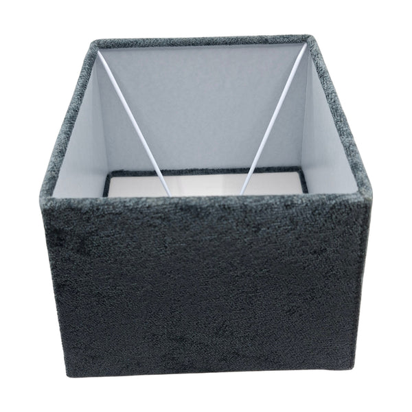 Moderner Lampenschirm in Grau aus Wolle für minimalistisches Ambiente. Perfekt, um stimmungsvolles Licht zu erzeugen.