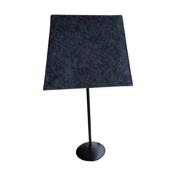 Der graue Lampenschirm aus Wolle bringt minimalistischen Chic in jeden Raum.