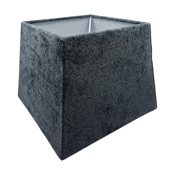 Der graue Lampenschirm aus Wolle vereint minimalistisches Design mit modernem Flair. Ideale Ergänzung für jeden Raum.
