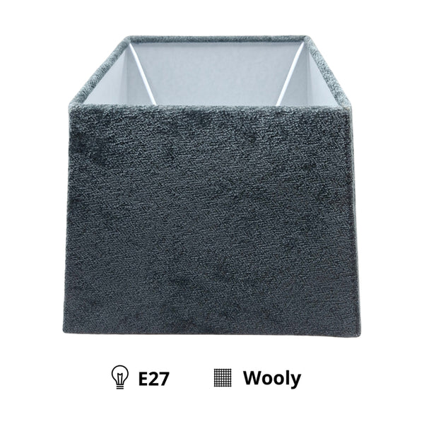 Moderner Lampenschirm in Grau aus Wolle. Perfekt für minimalistische Wohnräume und schafft eine gemütliche Atmosphäre.