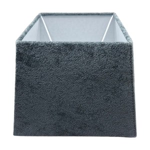 Der graue Lampenschirm aus Wolle bringt moderne Eleganz in dein Zuhause. Ideal für eine schlichte, gemütliche Atmosphäre.