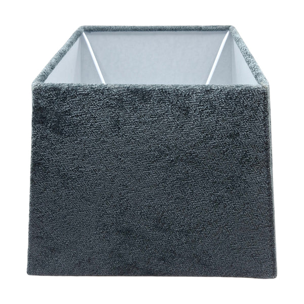 Der graue Lampenschirm aus Wolle bringt moderne Eleganz in dein Zuhause. Ideal für eine schlichte, gemütliche Atmosphäre.