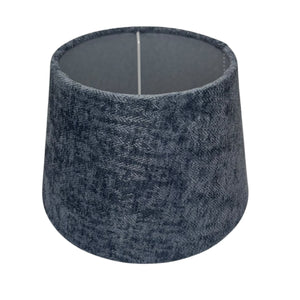 Hellblauer Lampenschirm aus Wolle im minimalistischen Design. Verleiht jedem Raum eine frische, moderne Note.