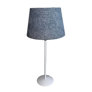 Der hellblaue Lampenschirm aus Wolle verleiht jedem Raum eine frische Note. Minimalistisch und modern für stilvolle Akzente.