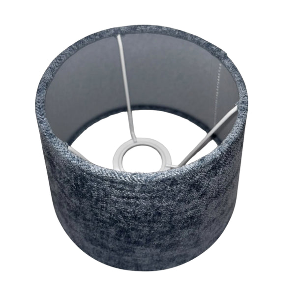 Der hellblaue Lampenschirm aus Wolle bringt einen frischen Akzent in moderne Räume. Ideal für minimalistisches Wohnen.
