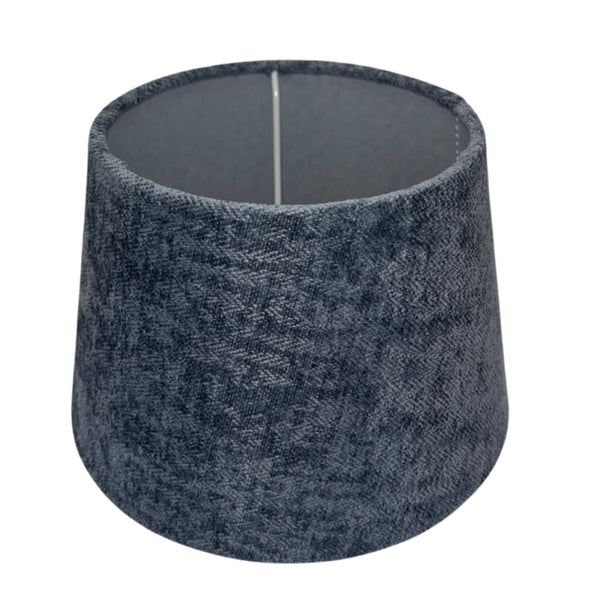 Der hellblaue Lampenschirm aus Wolle bringt frische Akzente in minimalistische Räume. Ideal für ein modernes Ambiente.