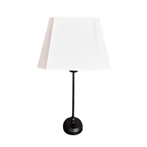 Der schlichte weiße Lampenschirm aus Chintz verleiht jedem Raum eine moderne Note. Perfekt für stilvolle Akzente.
