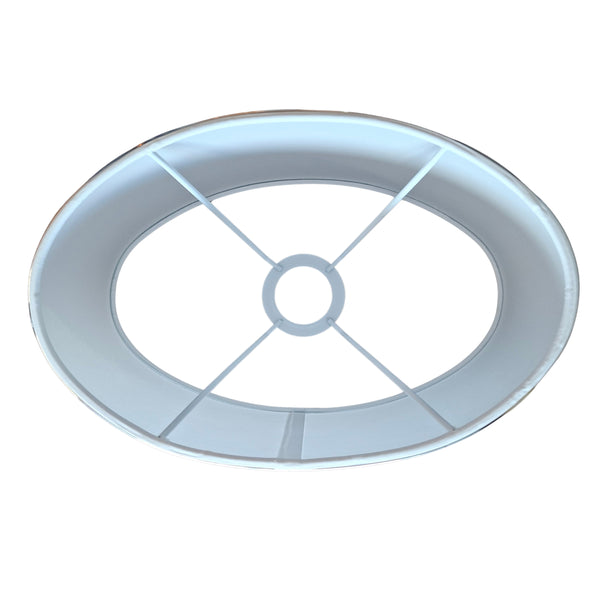 Eleganter Lampenschirm in Weiß und Silber für moderne Akzente.