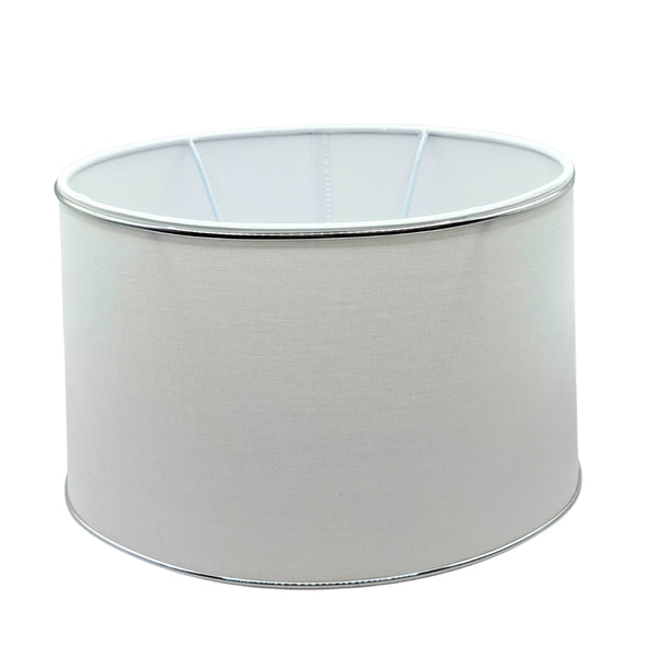 Eleganter Lampenschirm in Weiß und Silber mit modernem Chintzdesign. Ideal für zeitlose Akzente in jedem Raum.