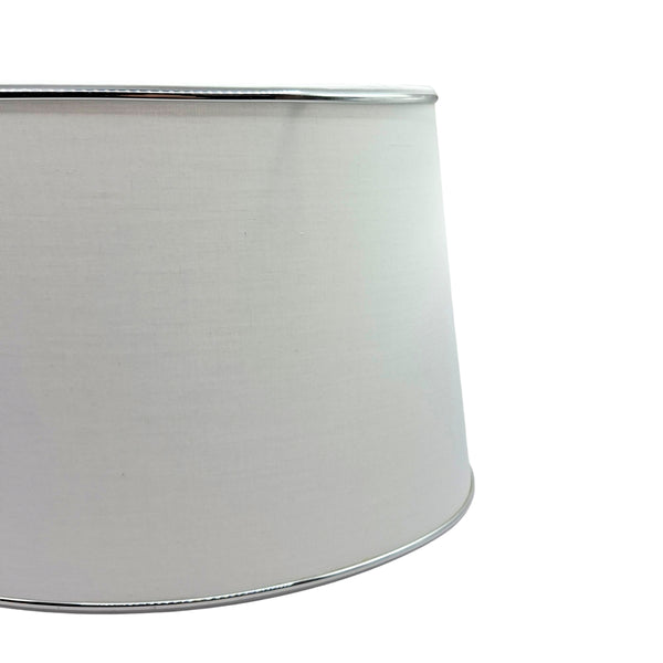 Moderner Lampenschirm in Weiß und Silber, ideal für zeitgemäße Wohnräume. Verleiht jedem Raum ein elegantes Ambiente.