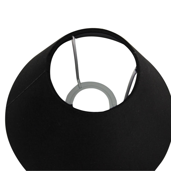 Der schlichte, schwarze Lampenschirm aus Baumwolle ergänzt moderne Interieurs perfekt.