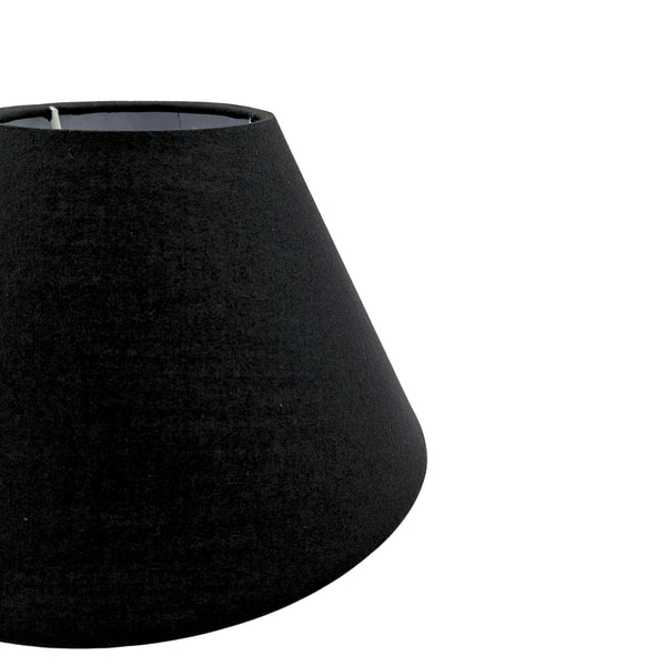 Schwarzer Lampenschirm aus Baumwolle im minimalistischen Design. Ideal für moderne Räume und stimmungsvolle Beleuchtung.