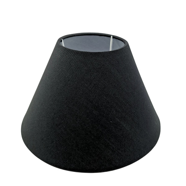 Der schwarze Lampenschirm aus Baumwolle vereint minimalistisches Design mit modernem Flair. Ideal für zeitgemäße Innenräume.