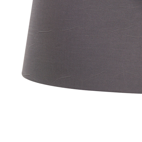 Detailaufnahme des anthrazitfarbenen Lampenschirms mit ovaler Form. Zeitloses Design für eine elegante Lichtgestaltung.