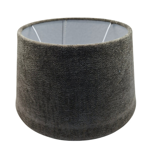 Der anthrazitfarbene Lampenschirm Drum begeistert mit modernem Charme. Ideal für stimmungsvolles Licht in jedem Raum.