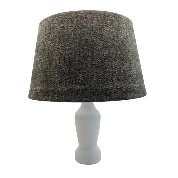 Der anthrazitfarbene Lampenschirm Drum schafft eine moderne Atmosphäre.