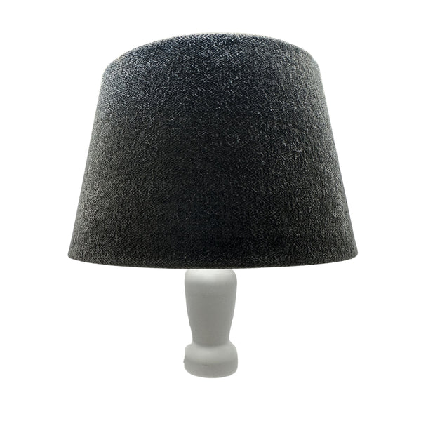 Der anthrazitfarbene Lampenschirm Drum verleiht modernen Räumen ein elegantes Flair. Ideal für stimmungsvolles Licht.