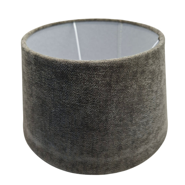 Detailaufnahme des anthrazitfarbenen Lampenschirms Drum mit modernem, zeitlosem Design. Perfekt für stilvolle Beleuchtung.