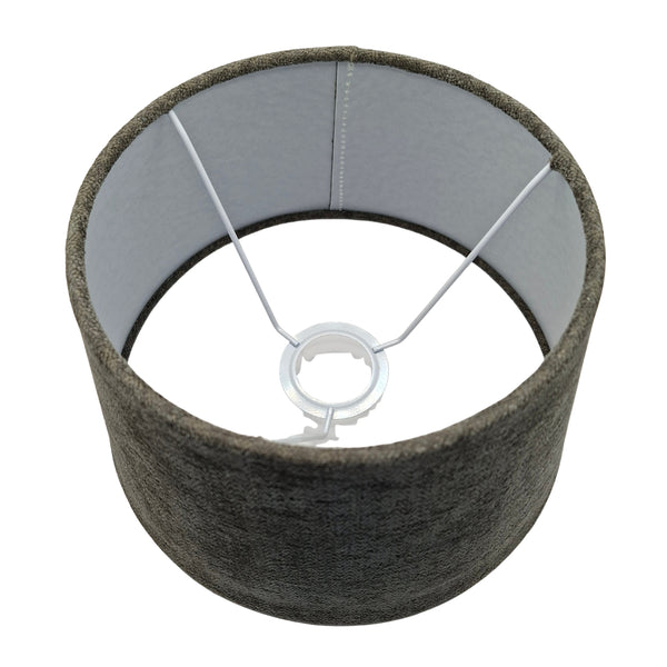 Der anthrazitfarbene Lampenschirm Drum wirkt modern und elegant. Ideal für stimmungsvolle Beleuchtung in jedem Wohnraum.