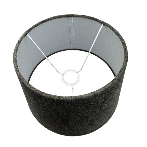 Detailaufnahme des anthrazitfarbenen Lampenschirms Drum. Modernes Design, das jedem Raum Eleganz verleiht und Licht streut.