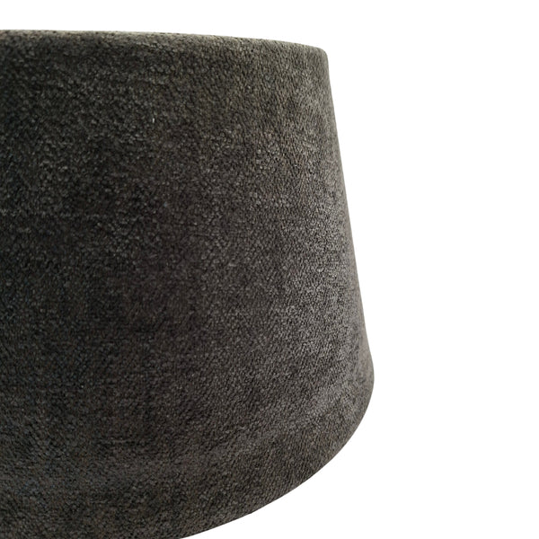 Detailansicht des anthrazitfarbenen Lampenschirms Drum. Er bringt modernes Flair und harmoniert perfekt mit jedem Raum.
