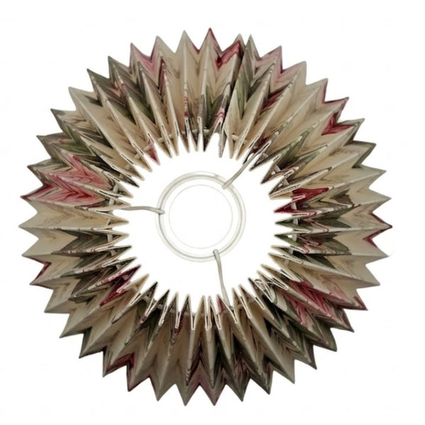 Detailfoto des cremefarbenen Lampenschirms mit sanften Farbnuancen in Beige, Grün und Rot.