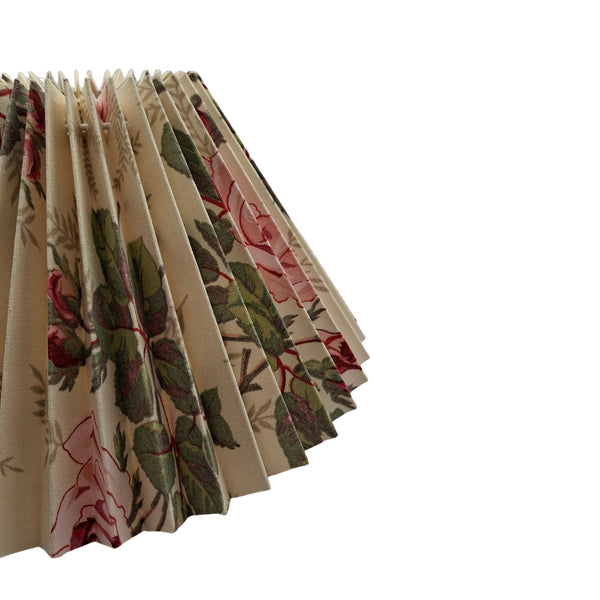 Detailansicht des Lampenschirms in Creme, Beige, Grün und Rot. Perfekt für warmes Licht und gemütliche Atmosphäre.