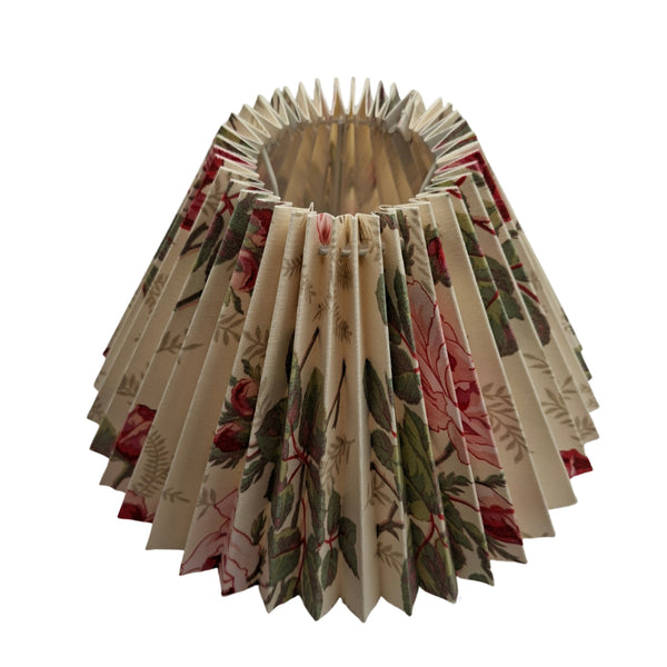 Detailaufnahme des cremefarbenen Lampenschirms von Various mit sanften Farbtönen.