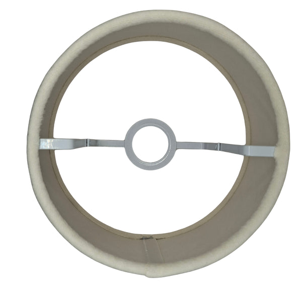 Zeitloser Lampenschirm in Beige aus Wolle. Er schafft eine warme, einladende Atmosphäre in jedem Raum.