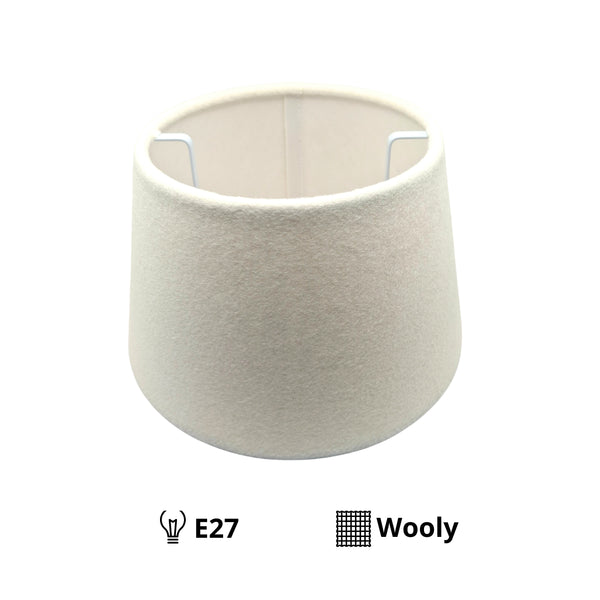 Beiger Lampenschirm aus Wolle, der mit seiner zeitlosen Eleganz jeden Raum aufwertet. Perfekt für gemütliche Lichtakzente.