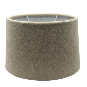 Der ovale Lampenschirm in Beige bringt modernes Flair in jeden Raum. Ideal für stimmungsvolles Licht und harmonische Akzente.