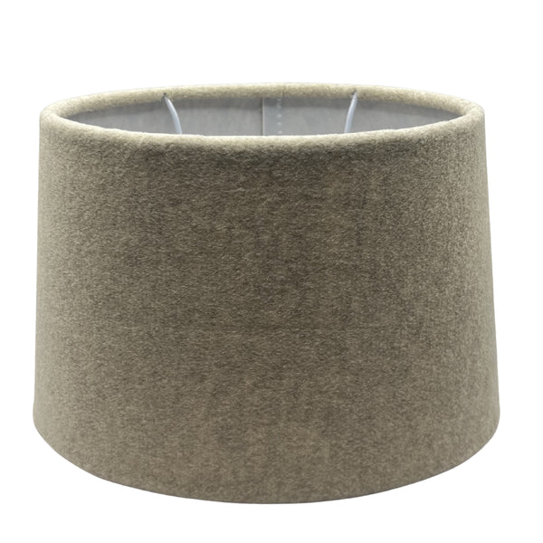 Der ovale Lampenschirm in Beige bringt modernes Flair in jeden Raum. Ideal für stimmungsvolles Licht und harmonische Akzente.
