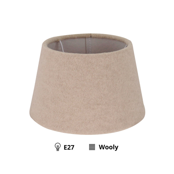 Der beige Lampenschirm Drum von Various bringt zeitlose Eleganz in jeden Raum. Ideal für eine harmonische Beleuchtung.