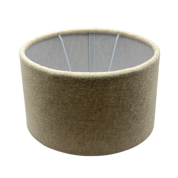 Beiger ovaler Lampenschirm von Various mit modernem Design. Ideal für eine stilvolle Beleuchtung in jedem Raum.