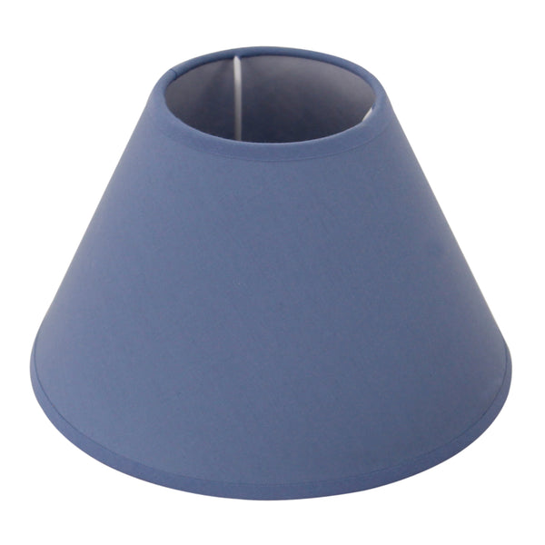 Der blaue Lampenschirm von Various bringt frische Akzente in moderne Räume. Ideal für eine stimmungsvolle Lichtgestaltung.