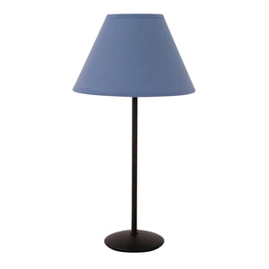 Der moderne blaue Lampenschirm von Various bringt frisches Licht in jeden Raum. Ideal für entspannende Abende.