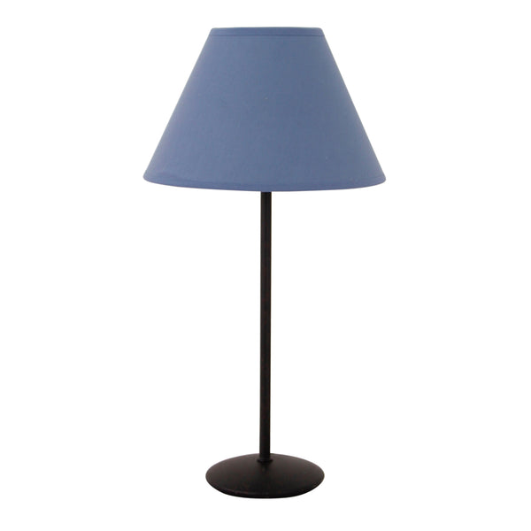 Der moderne blaue Lampenschirm von Various bringt frisches Licht in jeden Raum. Ideal für entspannende Abende.