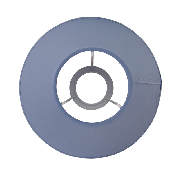 Detailansicht des blauen Lampenschirms in modernem Design. Er verleiht jedem Raum eine frische und stilvolle Note.