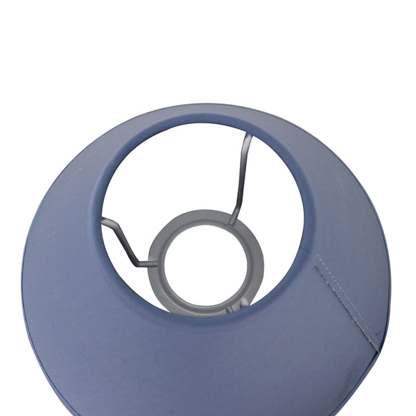 Detailansicht des blauen Lampenschirms von Various. Modernes Design, ideal für eine frische Atmosphäre in jedem Raum.