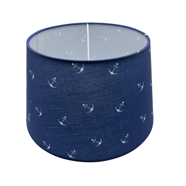 Detailaufnahme des hellblauen Lampenschirms Drum mit modernem Design. Ideal für eine frische, stilvolle Beleuchtung.