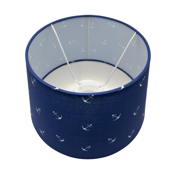 Detailaufnahme des hellblauen Lampenschirms Drum mit modernem Design. Ideal für eine frische, luftige Atmosphäre im Raum.