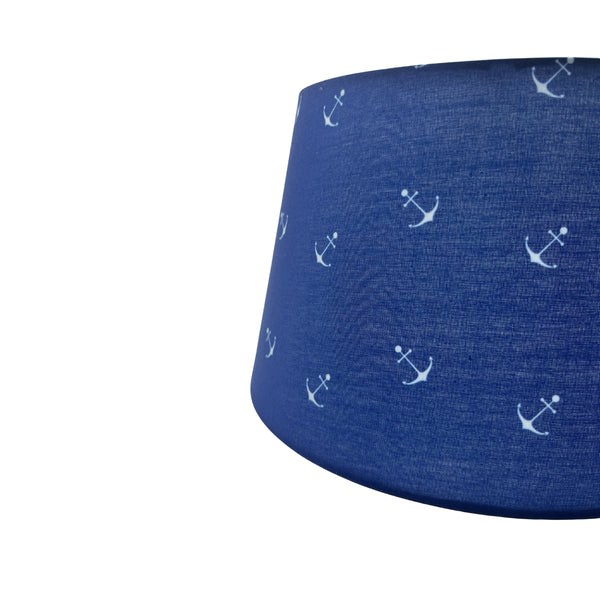 Heller blauer Lampenschirm im modernen Drum-Design. Er verleiht jedem Raum eine frische, freundliche Atmosphäre.