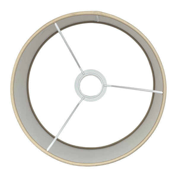 Der cappuccino-farbene Lampenschirm Drum bringt Wärme und Gemütlichkeit in jeden Raum. Ideal für stimmungsvolle Beleuchtung.