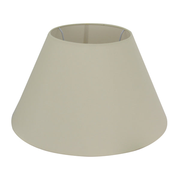 Der cremefarbene Lampenschirm von Various bringt sanftes Licht in jeden Raum. Ideal für eine gemütliche Atmosphäre.