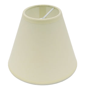 Der cremefarbene Lampenschirm von Various begeistert mit schlichter Eleganz. Ideal für angenehmes Licht in jedem Raum.