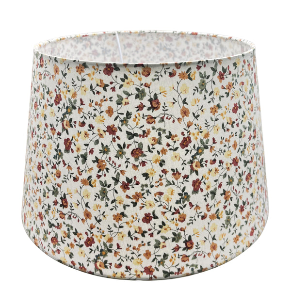 Klassischer cremefarbener Lampenschirm im Drum-Design. Er verwandelt jeden Raum in eine gemütliche Wohlfühloase.