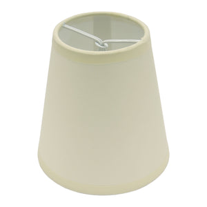 Zarter cremefarbener Lampenschirm von Various mit elegantem Design. Er verleiht jedem Raum eine warme, einladende Atmosphäre.
