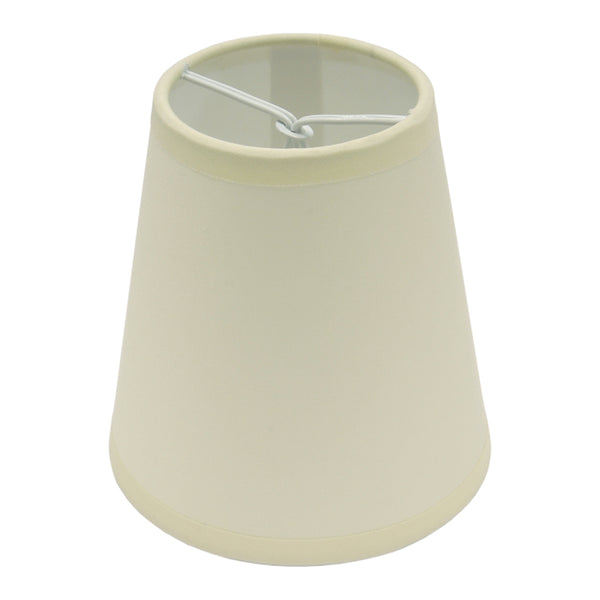 Zarter cremefarbener Lampenschirm von Various mit elegantem Design. Er verleiht jedem Raum eine warme, einladende Atmosphäre.